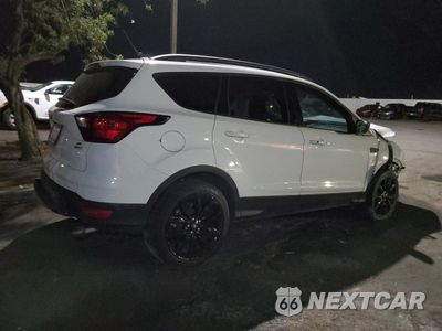 Trzecie zdjęcie samochodu z tyłu: 2019 FORD ESCAPE SE VIN:1FMCU0GD8KUA20353 - miniatura