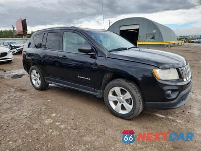 Czwarte zdjęcie samochodu z boku: 2013 JEEP COMPASS LATITUDE VIN:1C4NJDEBXDD190148 - miniatura