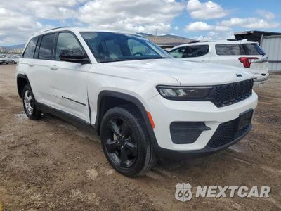 Czwarte zdjęcie samochodu z boku: 2023 JEEP GRAND CHEROKEE LAREDO VIN:1C4RJHAG1PC512616 - miniatura