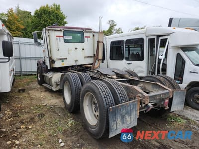 Trzecie zdjęcie samochodu z tyłu: 1999 INTERNATIONAL 9200 SEMI TRUCK VIN:2HSFMAMR3XC085259 - miniatura