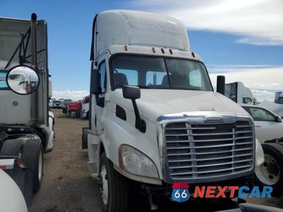 2015 FREIGHTLINER CASCADIA SEMI TRUCK 3AKBGADV6FSGU9440 - główne zdjęcie licytacji z USA - miniatura