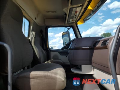 Piąte zdjęcie samochodu w środku: 2016 VOLVO VNL - TRUCKS SEMI TRUCK VIN:4V4NC9EH9GN942937 - miniatura