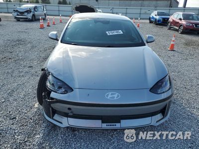 Piąte zdjęcie samochodu w środku: 2023 HYUNDAI IONIQ 6 SEL VIN:KMHM34AA4PA026754 - miniatura