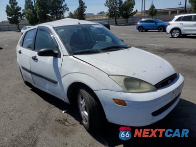 Czwarte zdjęcie samochodu z boku: 2001 FORD FOCUS LX VIN:1FAFP33PX1W294849 - miniatura