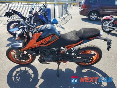 Trzecie zdjęcie samochodu z tyłu: 2021 KTM 200 DUKE VIN:MD2JPC404MC051334 - miniatura