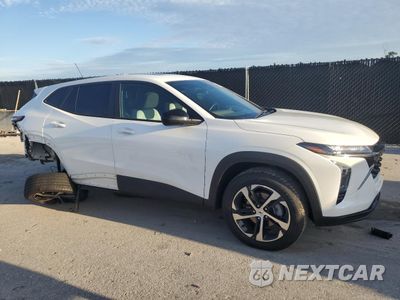 Czwarte zdjęcie samochodu z boku: 2025 CHEVROLET TRAX 1RS VIN:KL77LGEP5SC194544 - miniatura