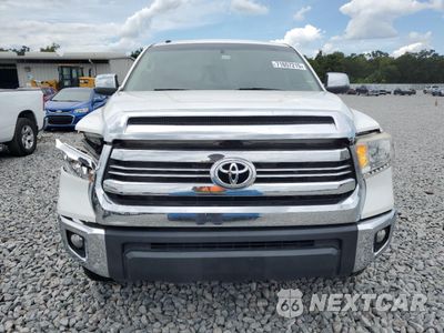 Piąte zdjęcie samochodu w środku: 2017 TOYOTA TUNDRA CREWMAX SR5 VIN:5TFEM5F13HX120918 - miniatura