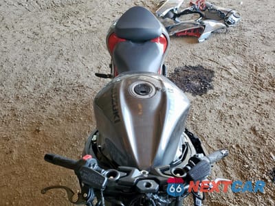 Piąte zdjęcie samochodu w środku: 2023 SUZUKI GSX1300 RR VIN:JS1EJ11D3P7100146 - miniatura