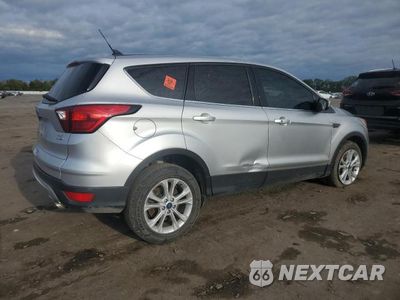 Trzecie zdjęcie samochodu z tyłu: 2019 FORD ESCAPE SE VIN:1FMCU9GD5KUC06551 - miniatura