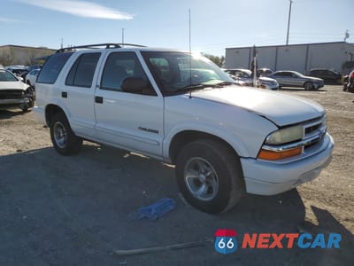 Czwarte zdjęcie samochodu z boku: 2002 CHEVROLET BLAZER VIN:1GNCS13WX2K155912 - miniatura