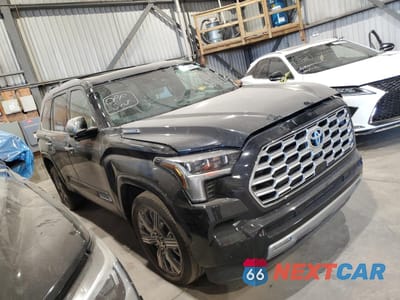 Czwarte zdjęcie samochodu z boku: 2024 TOYOTA SEQUOIA SR5 VIN:7SVAAABA2RX044590 - miniatura