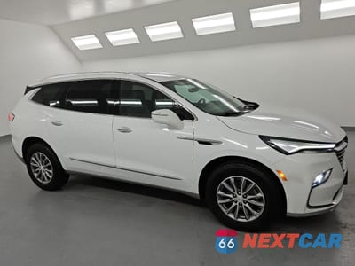 Czwarte zdjęcie samochodu z boku: 2022 BUICK ENCLAVE PREMIUM VIN:5GAEVBKW0NJ155302 - miniatura