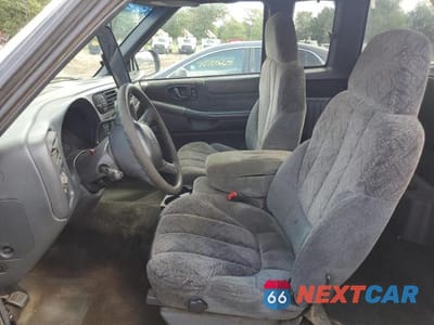 Zdjęcie 7 z 12 samochodu: 2000 GMC SONOMA VIN:1GTDT19W5Y8121285 - miniatura