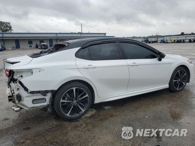 Trzecie zdjęcie samochodu z tyłu: 2020 TOYOTA CAMRY XSE VIN:4T1K61AK6LU323877 - miniatura