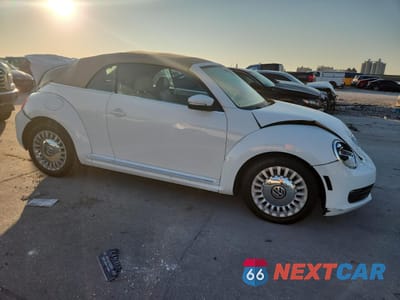 Czwarte zdjęcie samochodu z boku: 2016 VOLKSWAGEN BEETLE S/SE VIN:3VW517AT6GM809513 - miniatura