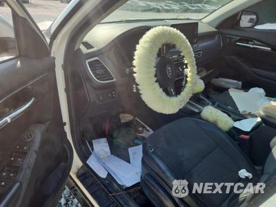 Zdjęcie 8 z 13 samochodu: 2021 KIA SELTOS S VIN:KNDEU2AA0M7160941 - miniatura