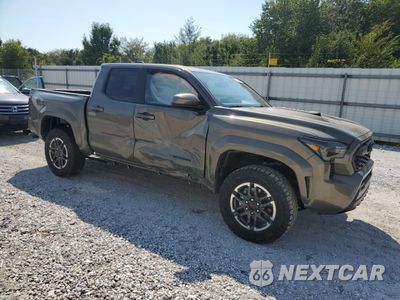 Czwarte zdjęcie samochodu z boku: 2025 TOYOTA TACOMA DOUBLE CAB VIN:3TMLB5JN3SM172683 - miniatura