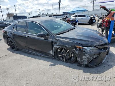 Czwarte zdjęcie samochodu z boku: 2018 TOYOTA CAMRY XSE VIN:4T1B61HK6JU060485 - miniatura