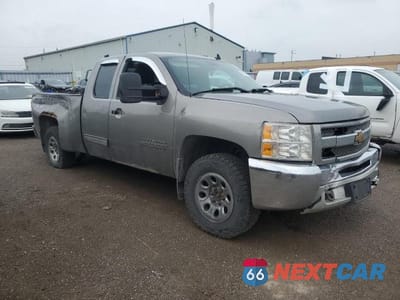 Czwarte zdjęcie samochodu z boku: 2013 CHEVROLET SILVERADO K1500 LS VIN:1GCRKREA5DZ388559 - miniatura