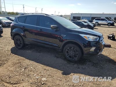 Czwarte zdjęcie samochodu z boku: 2018 FORD ESCAPE SE VIN:1FMCU9GD3JUB75184 - miniatura