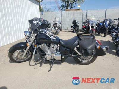 Trzecie zdjęcie samochodu z tyłu: 2005 HONDA VT750 C VIN:JH2RC50065M104432 - miniatura