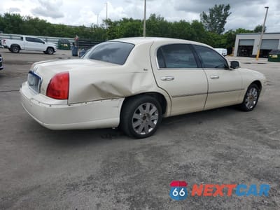 Trzecie zdjęcie samochodu z tyłu: 2003 LINCOLN TOWN CAR CARTIER VIN:1LNHM83W63Y693079 - miniatura