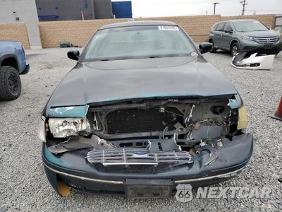 Piąte zdjęcie samochodu w środku: 1998 FORD CROWN VICTORIA LX VIN:2FAFP74W1WX172857 - miniatura