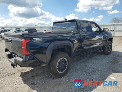Trzecie zdjęcie samochodu z tyłu: 2025 TOYOTA TACOMA DOUBLE CAB VIN:3TMLB5JNXSM151104 - miniatura