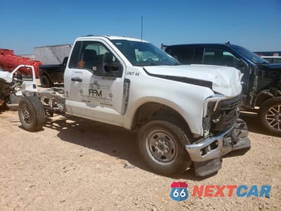 Czwarte zdjęcie samochodu z boku: 2023 FORD F350 SUPER DUTY VIN:1FTRF3BA2PEE21860 - miniatura