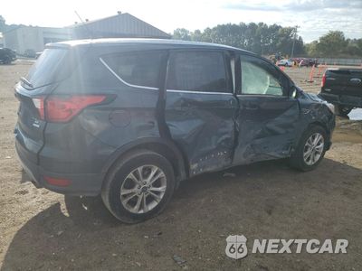 Trzecie zdjęcie samochodu z tyłu: 2019 FORD ESCAPE SE VIN:1FMCU0GD2KUB13126 - miniatura