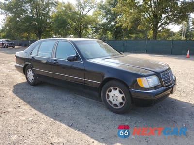 Czwarte zdjęcie samochodu z boku: 1999 MERCEDES-BENZ S 500 VIN:WDBGA51G1XA409910 - miniatura