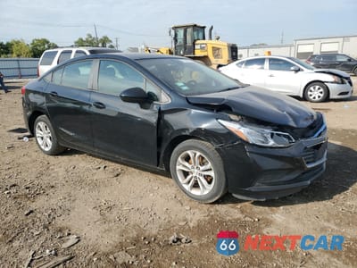 Czwarte zdjęcie samochodu z boku: 2018 CHEVROLET CRUZE LS VIN:1G1BC5SM7J7142974 - miniatura
