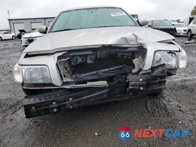 Piąte zdjęcie samochodu w środku: 2010 MERCURY GRAND MARQUIS LS VIN:2MEBM7FV3AX630962 - miniatura