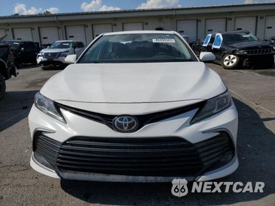 Piąte zdjęcie samochodu w środku: 2021 TOYOTA CAMRY LE VIN:4T1C11AK4MU555351 - miniatura