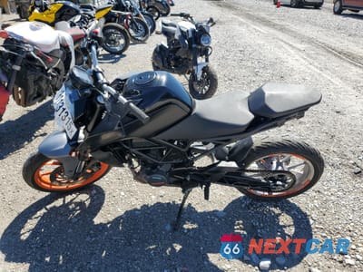 Trzecie zdjęcie samochodu z tyłu: 2023 KTM 200 DUKE VIN:MD2JPC401PC027058 - miniatura