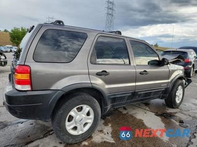 Trzecie zdjęcie samochodu z tyłu: 2002 FORD ESCAPE XLT VIN:1FMYU04102KB56858 - miniatura