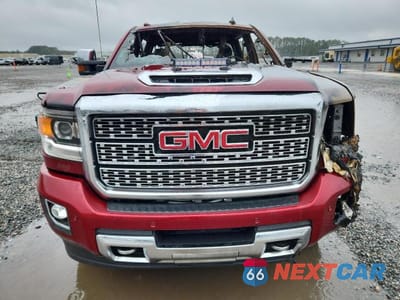 Piąte zdjęcie samochodu w środku: 2019 GMC SIERRA K2500 DENALI VIN:1GT12SEY7KF235374 - miniatura