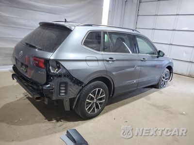 Trzecie zdjęcie samochodu z tyłu: 2019 VOLKSWAGEN TIGUAN SE VIN:3VV2B7AX8KM154240 - miniatura