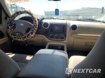 Zdjęcie 8 z 13 samochodu: 2004 FORD EXPEDITION XLT VIN:1FMPU16L34LA82817 - miniatura