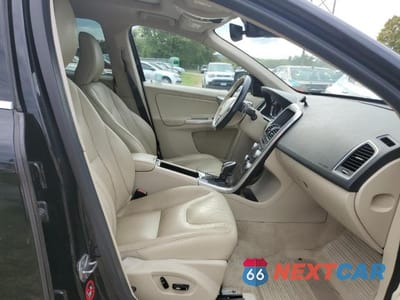 Piąte zdjęcie samochodu w środku: 2015 VOLVO XC60 T6 PREMIER VIN:YV4902RK9F2763135 - miniatura