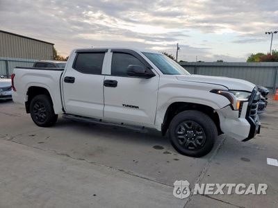 Czwarte zdjęcie samochodu z boku: 2025 TOYOTA TUNDRA CREWMAX SR VIN:5TFKB5DB7SX262085 - miniatura