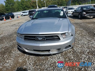 Piąte zdjęcie samochodu w środku: 2011 FORD MUSTANG VIN:1ZVBP8AM1B5121790 - miniatura