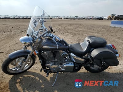 Trzecie zdjęcie samochodu z tyłu: 2006 HONDA VTX1300 C VIN:1HFSC550X6A215030 - miniatura