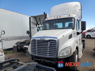 Drugie zdjęcie samochodu z przodu: 2015 FREIGHTLINER CASCADIA SEMI TRUCK VIN:3AKBGADV6FSGU9440 - miniatura