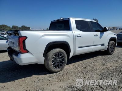 Trzecie zdjęcie samochodu z tyłu: 2024 TOYOTA TUNDRA CREWMAX PLATINUM VIN:5TFNC5DB4RX071289 - miniatura