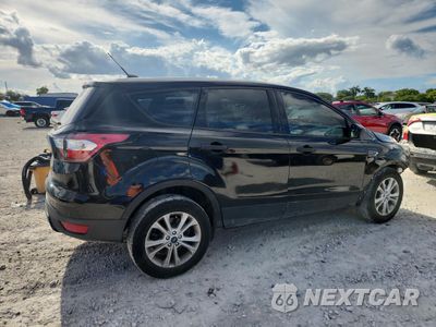 Trzecie zdjęcie samochodu z tyłu: 2018 FORD ESCAPE S VIN:1FMCU0F77JUD20153 - miniatura