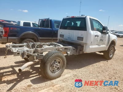 Trzecie zdjęcie samochodu z tyłu: 2023 FORD F350 SUPER DUTY VIN:1FTRF3BA2PEE21860 - miniatura