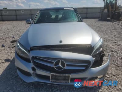 Piąte zdjęcie samochodu w środku: 2018 MERCEDES-BENZ C 300 4MATIC VIN:55SWF4KB4JU262684 - miniatura