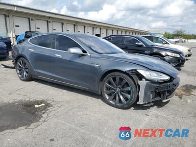 Czwarte zdjęcie samochodu z boku: 2013 TESLA MODEL S VIN:5YJSA1CPXDFP07277 - miniatura