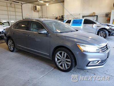 Czwarte zdjęcie samochodu z boku: 2017 VOLKSWAGEN PASSAT SE VIN:1VWGT7A34HC085200 - miniatura